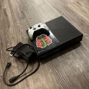 Xbox One 500GB (Good Condition) with Controller - send me an offer!